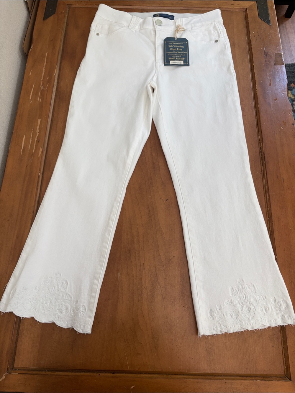 Democracy NWT AbSolution High Rise Cropped Itty Bitty Flare Embroidered Sz 8